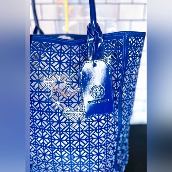 TORY BURCH LASER BLUE TOTE WITH LUGGAGE TAG!!! BEST IN BAGS PARTY 10/30πππ - Picture 2 of 6